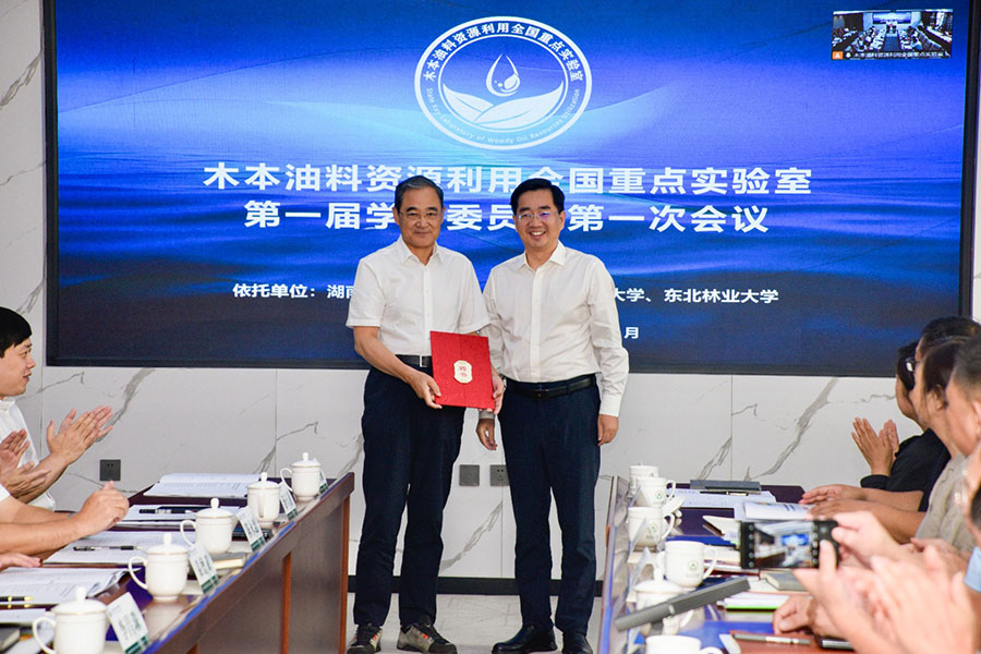 1772251246622068641.jpg 胡锋副局长为蒋剑春.jpg